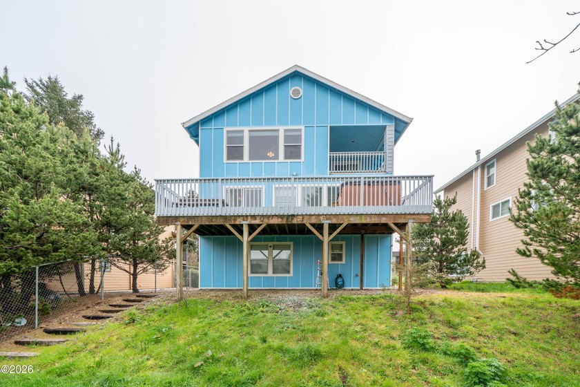 Stunning beach home with 3 gorgeous levels featuring a full bed - photo 46