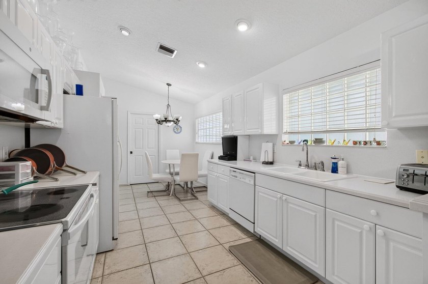 Welcome to this charming 3-bedroom, 2-bathroom single-family - photo 25