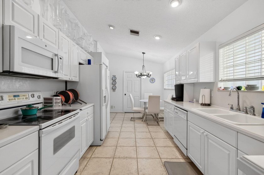 Welcome to this charming 3-bedroom, 2-bathroom single-family - photo 26