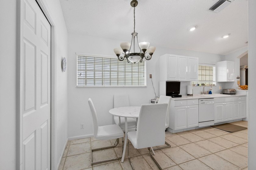 Welcome to this charming 3-bedroom, 2-bathroom single-family - photo 28