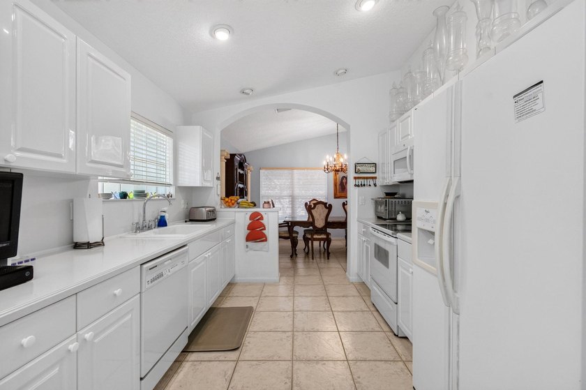 Welcome to this charming 3-bedroom, 2-bathroom single-family - photo 30