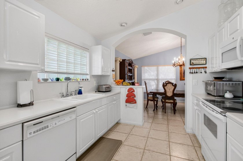 Welcome to this charming 3-bedroom, 2-bathroom single-family - photo 32