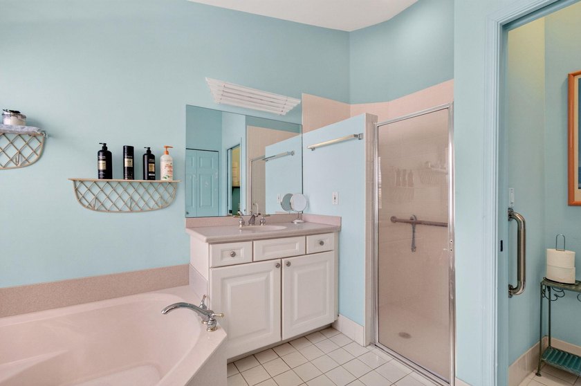 Welcome to this charming 3-bedroom, 2-bathroom single-family - photo 38