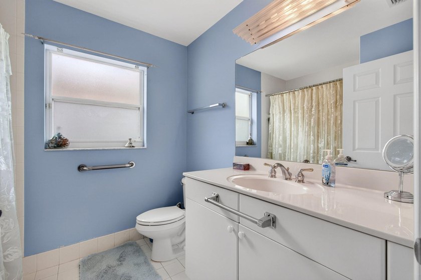 Welcome to this charming 3-bedroom, 2-bathroom single-family - photo 42