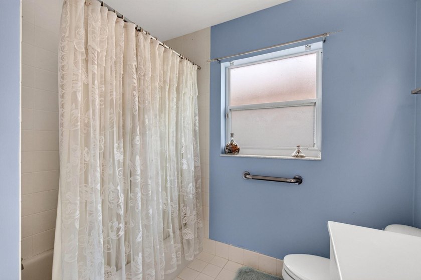 Welcome to this charming 3-bedroom, 2-bathroom single-family - photo 43
