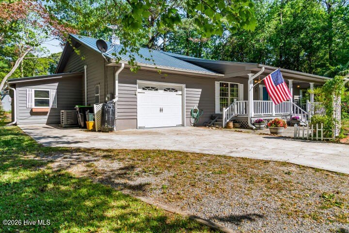 Lakeview and Golf Course frontage make this quality-built 3- - photo 4