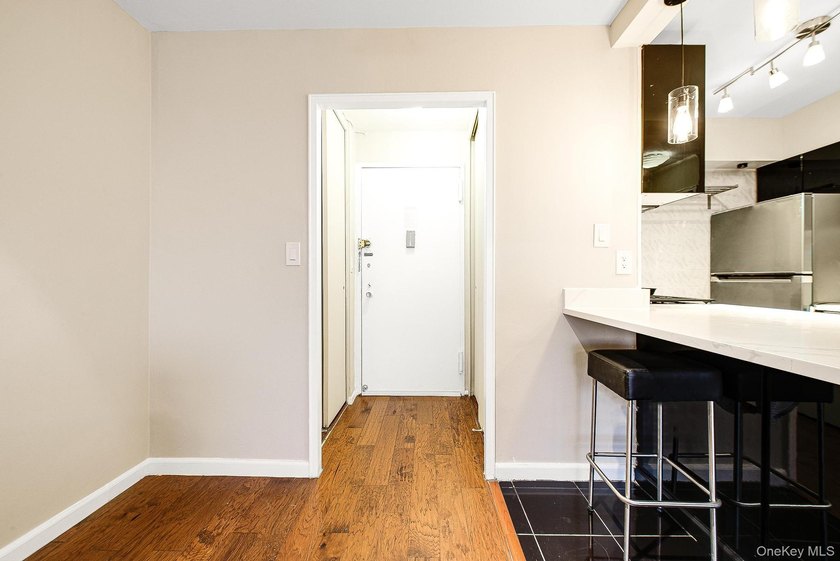 Welcome to this beautifull Full one bedroom facing South, with - photo 3