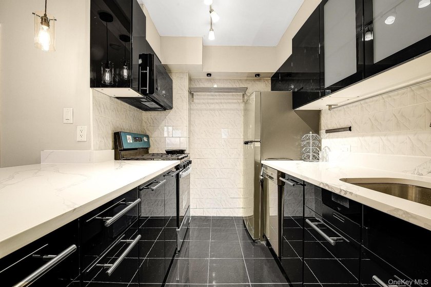 Welcome to this beautifull Full one bedroom facing South, with - photo 9