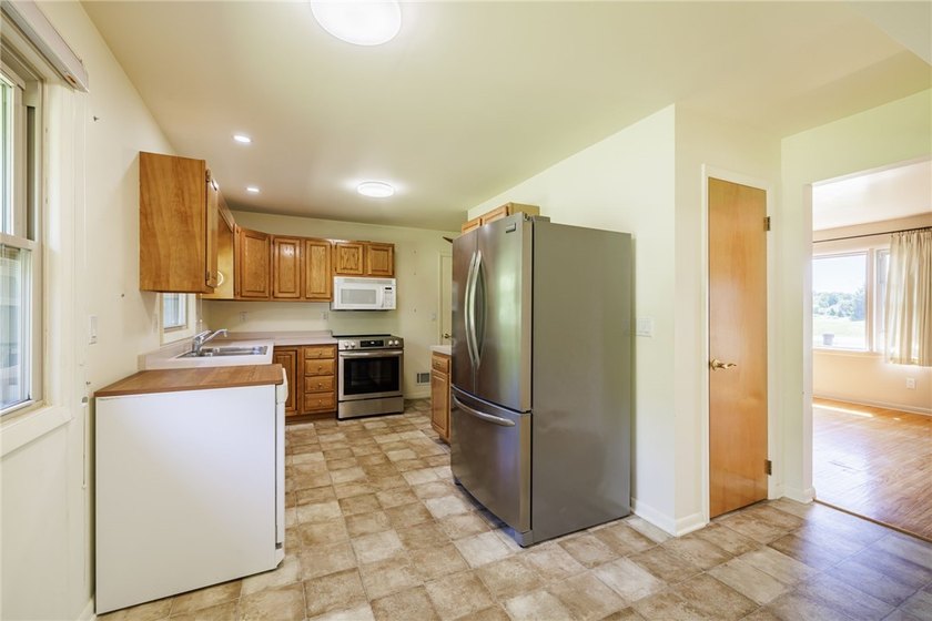 Perfect Easy Living in a Highly Desirable Location! This - photo 11