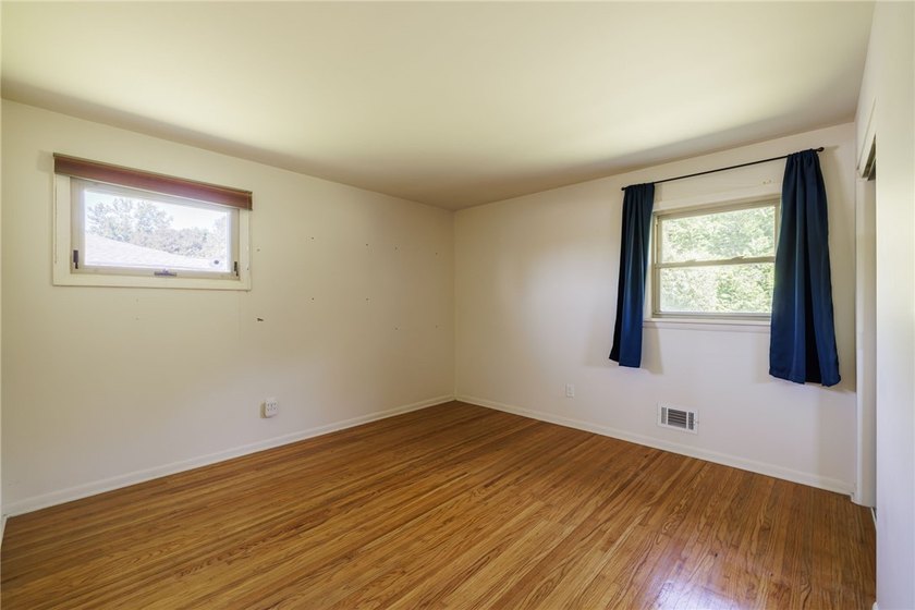 Perfect Easy Living in a Highly Desirable Location! This - photo 16