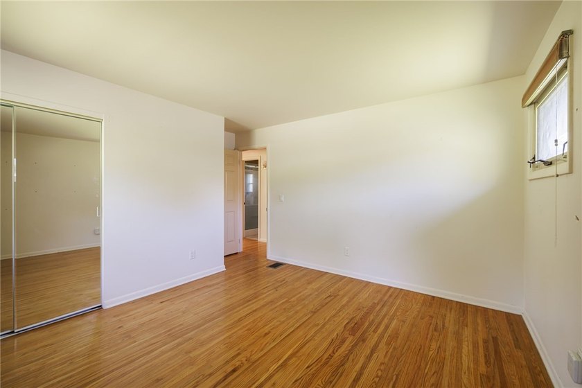 Perfect Easy Living in a Highly Desirable Location! This - photo 17