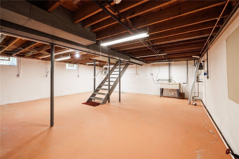 Perfect Easy Living in a Highly Desirable Location! This - photo 20