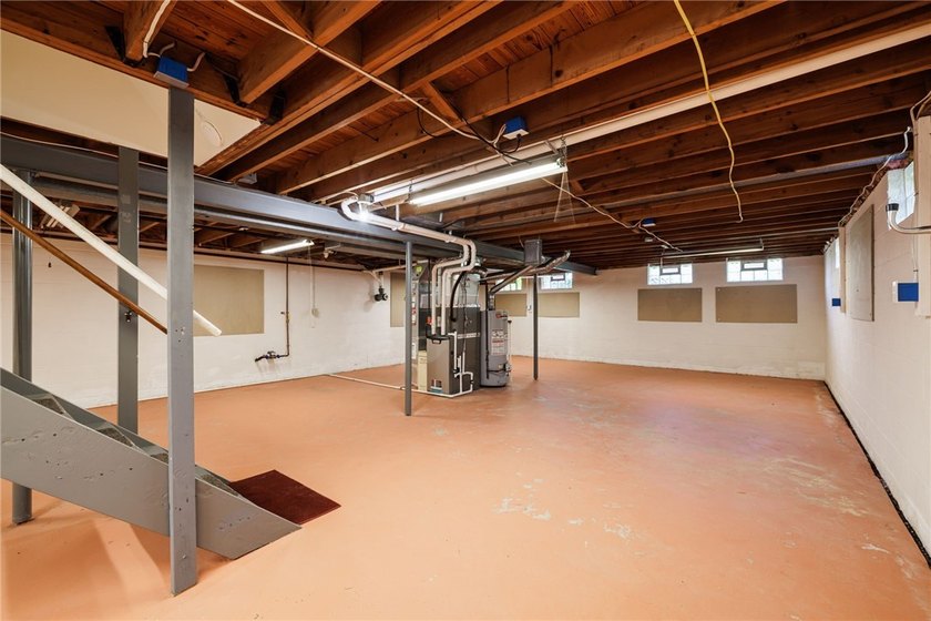 Perfect Easy Living in a Highly Desirable Location! This - photo 21