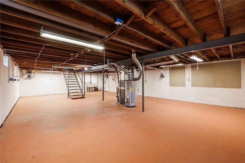 Perfect Easy Living in a Highly Desirable Location! This - photo 22
