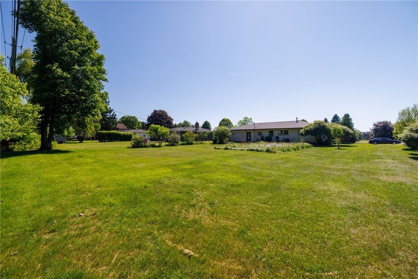 Perfect Easy Living in a Highly Desirable Location! This - photo 24