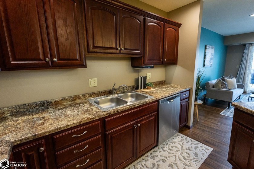 MOTIVATED SELLER!! Discover easy living in this beautifully - photo 11