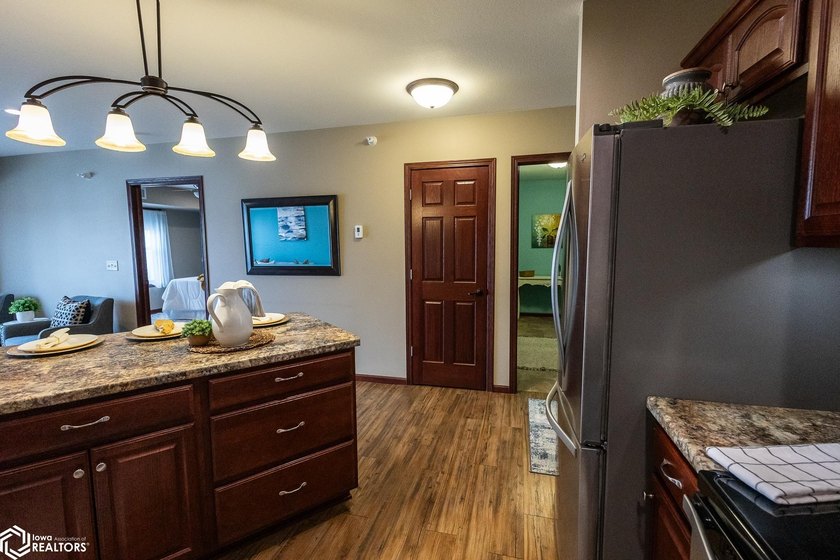 MOTIVATED SELLER!! Discover easy living in this beautifully - photo 13