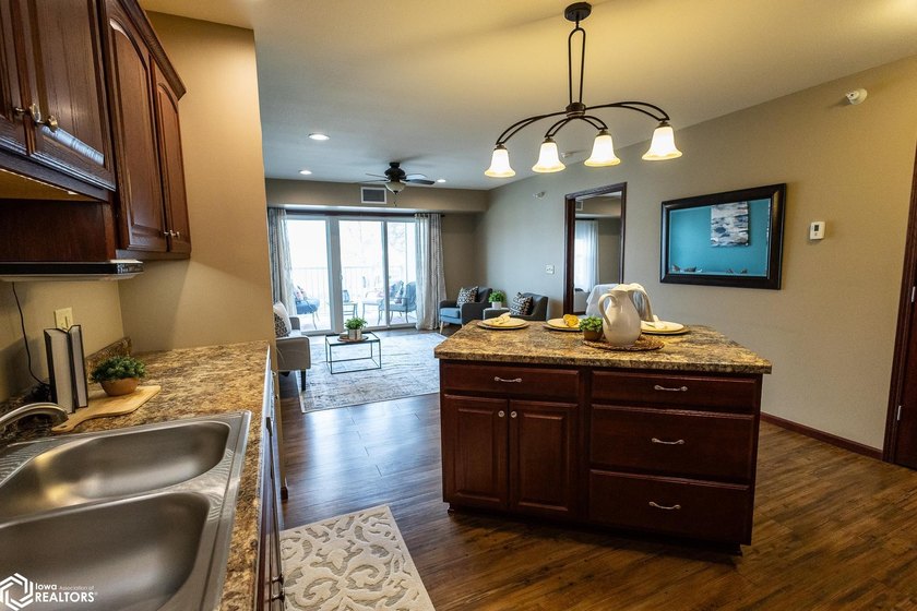 MOTIVATED SELLER!! Discover easy living in this beautifully - photo 15