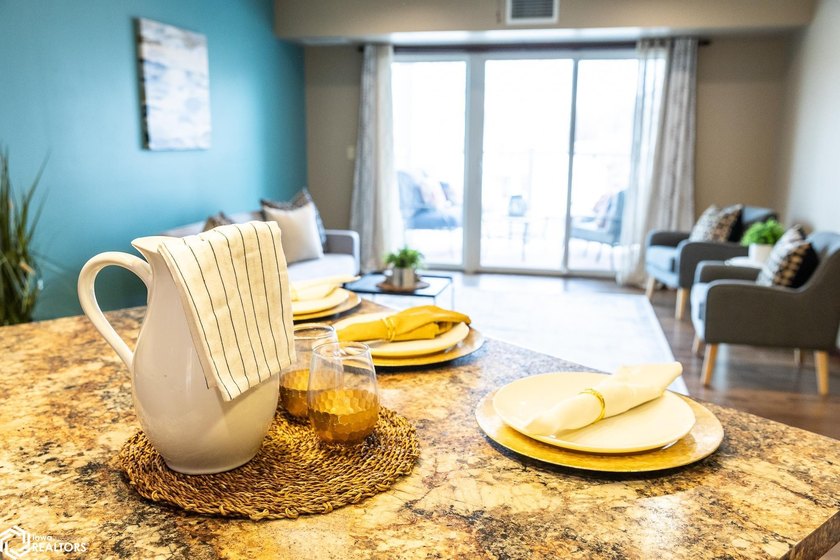 MOTIVATED SELLER!! Discover easy living in this beautifully - photo 16
