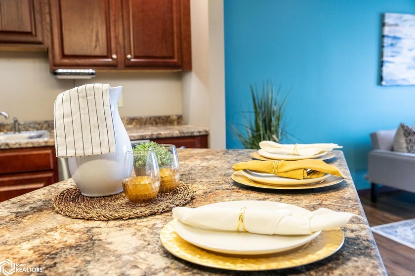 MOTIVATED SELLER!! Discover easy living in this beautifully - photo 17