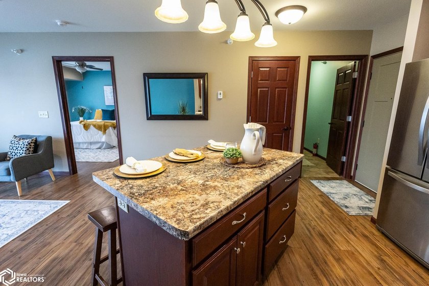 MOTIVATED SELLER!! Discover easy living in this beautifully - photo 18
