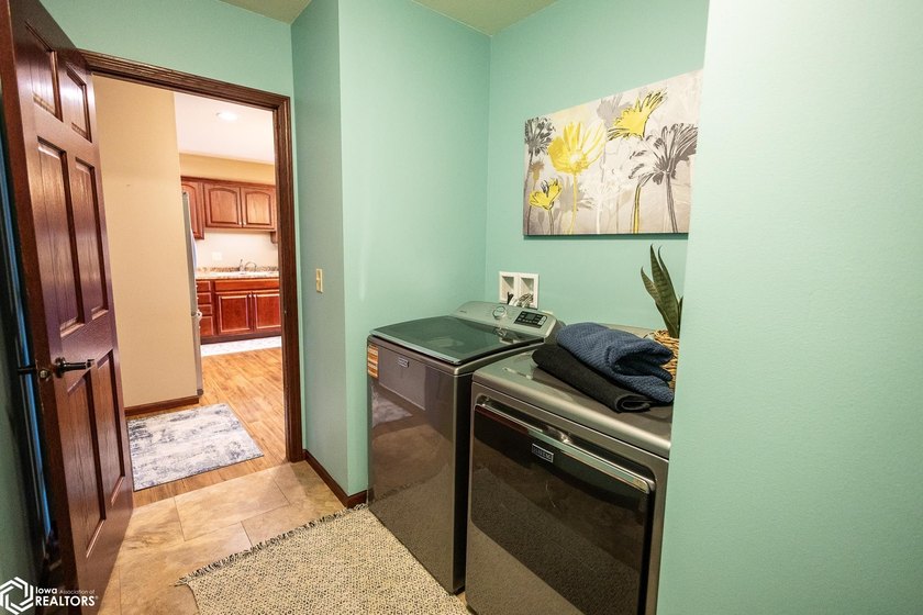 MOTIVATED SELLER!! Discover easy living in this beautifully - photo 19