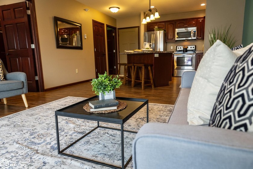 MOTIVATED SELLER!! Discover easy living in this beautifully - photo 21