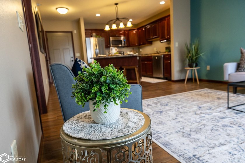 MOTIVATED SELLER!! Discover easy living in this beautifully - photo 22