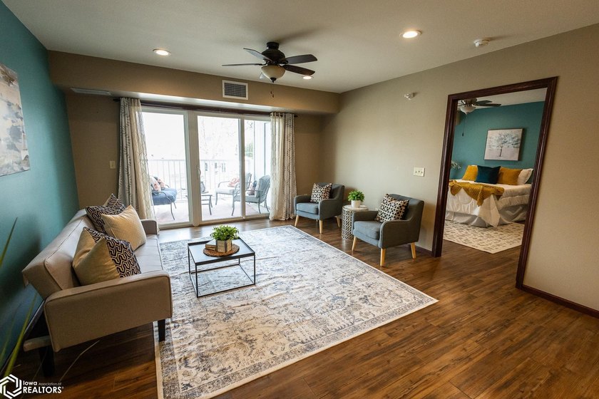 MOTIVATED SELLER!! Discover easy living in this beautifully - photo 25