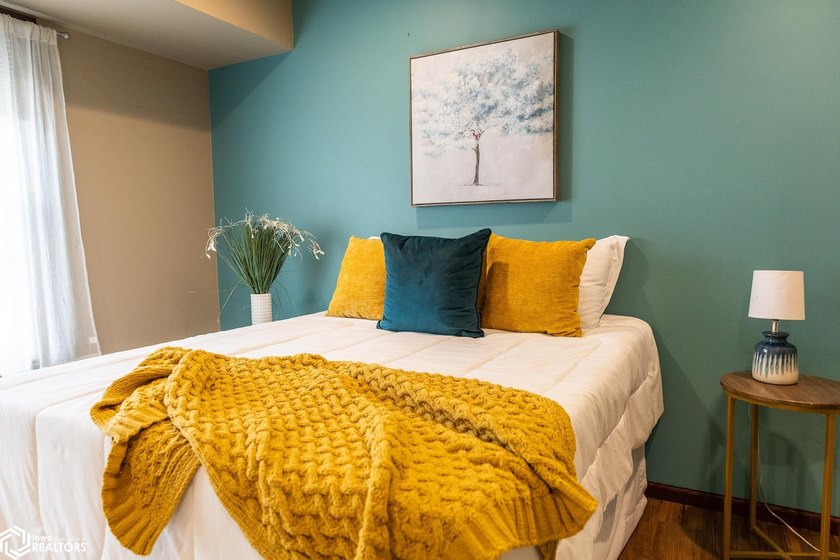 MOTIVATED SELLER!! Discover easy living in this beautifully - photo 26