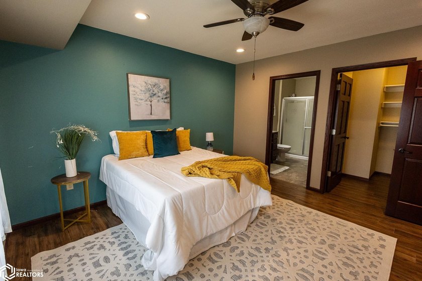 MOTIVATED SELLER!! Discover easy living in this beautifully - photo 27