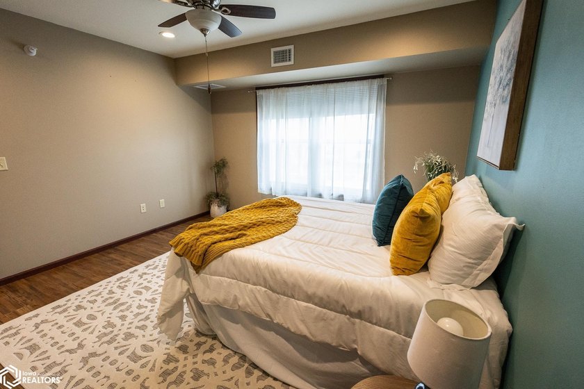 MOTIVATED SELLER!! Discover easy living in this beautifully - photo 29