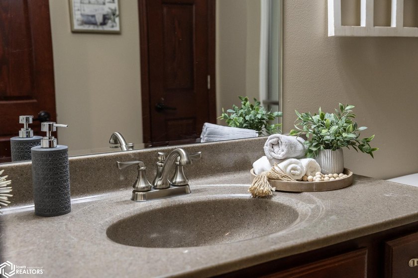 MOTIVATED SELLER!! Discover easy living in this beautifully - photo 31