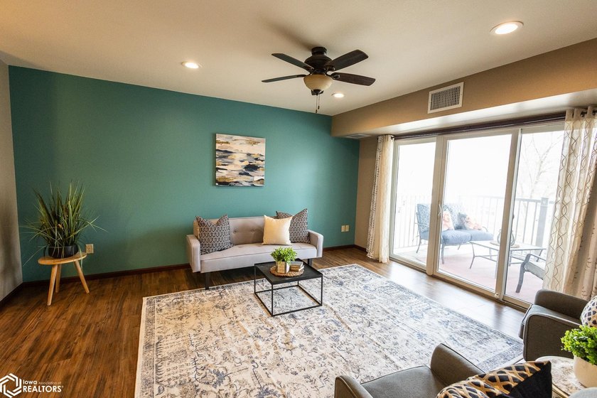 MOTIVATED SELLER!! Discover easy living in this beautifully - photo 36