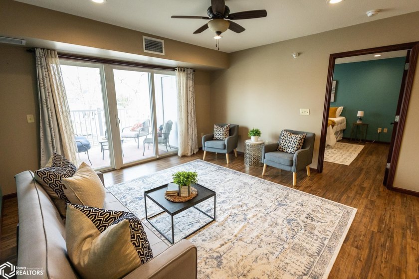 MOTIVATED SELLER!! Discover easy living in this beautifully - photo 37