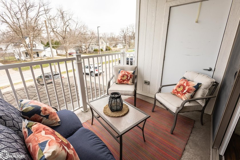 MOTIVATED SELLER!! Discover easy living in this beautifully - photo 39