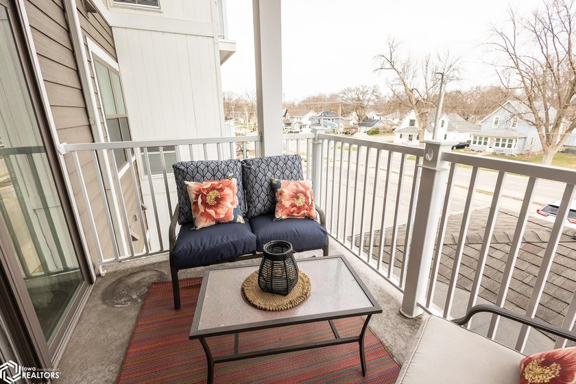 MOTIVATED SELLER!! Discover easy living in this beautifully - photo 40