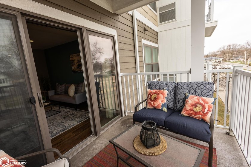 MOTIVATED SELLER!! Discover easy living in this beautifully - photo 41