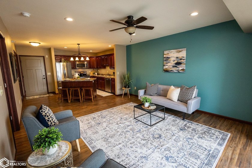 MOTIVATED SELLER!! Discover easy living in this beautifully - photo 42