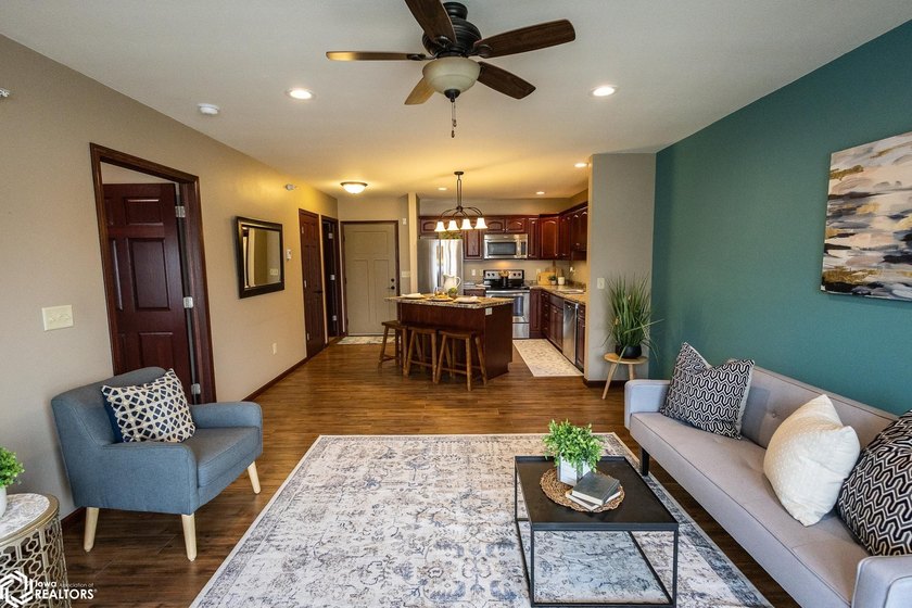MOTIVATED SELLER!! Discover easy living in this beautifully - photo 43