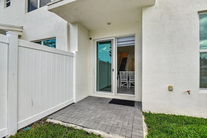Modern Lakeside Living in Lake Worth | Gated Community 6933 - photo 45