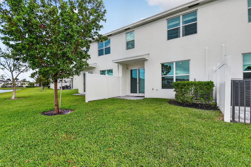 Modern Lakeside Living in Lake Worth | Gated Community 6933 - photo 52