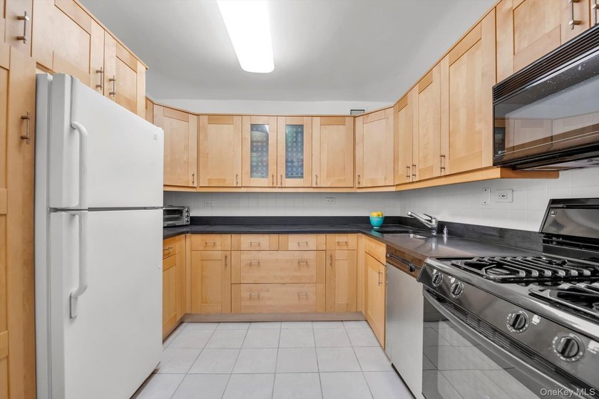 Spacious 1 bedroom unit with an urban vibe that features many - photo 5