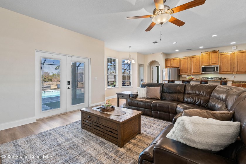 Custom Built and Absolutely Stunning pool home on a corner - photo 5