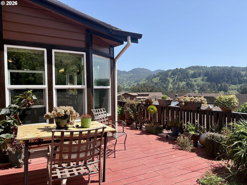 Ocean views. Vaulted ceilingspletely updated. Ready to rent or - photo 11