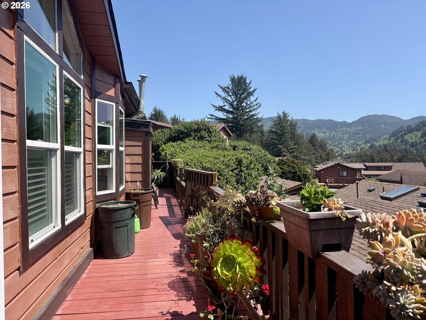 Ocean views. Vaulted ceilingspletely updated. Ready to rent or - photo 12