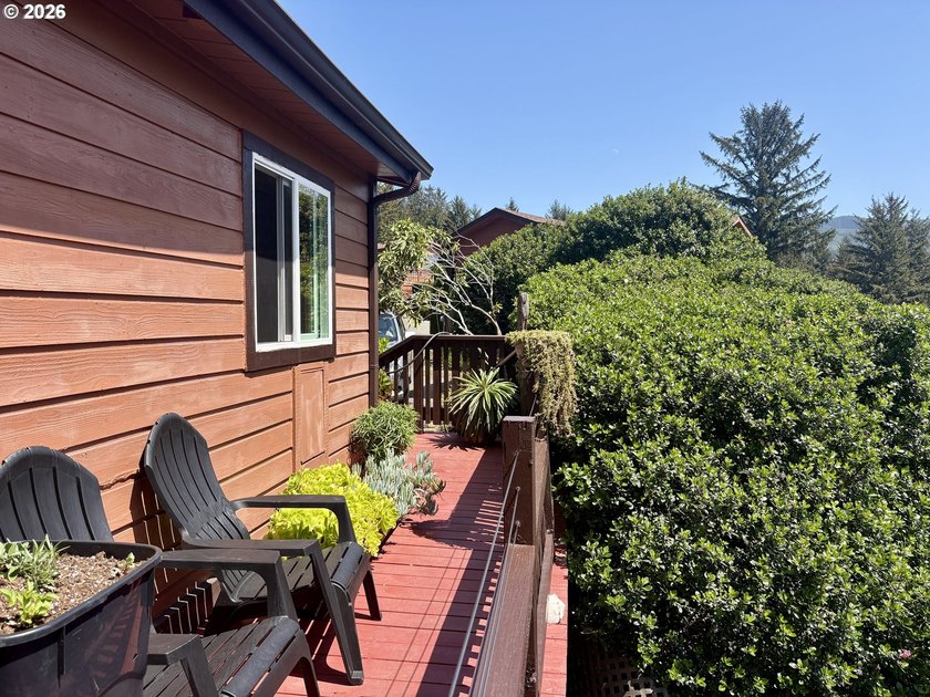 Ocean views. Vaulted ceilingspletely updated. Ready to rent or - photo 13