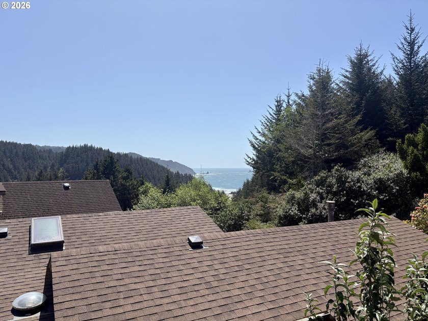 Ocean views. Vaulted ceilingspletely updated. Ready to rent or - photo 14