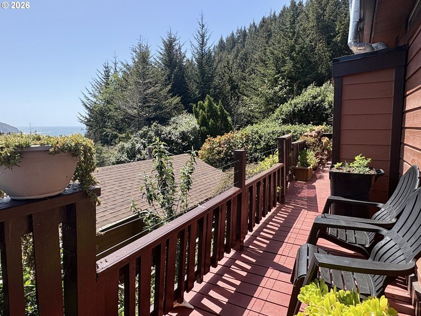 Ocean views. Vaulted ceilingspletely updated. Ready to rent or - photo 15