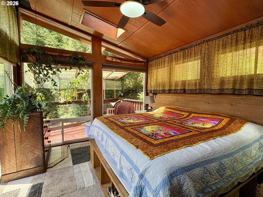 Ocean views. Vaulted ceilingspletely updated. Ready to rent or - photo 17